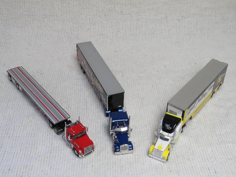 lot 165 image: Collectible trucks