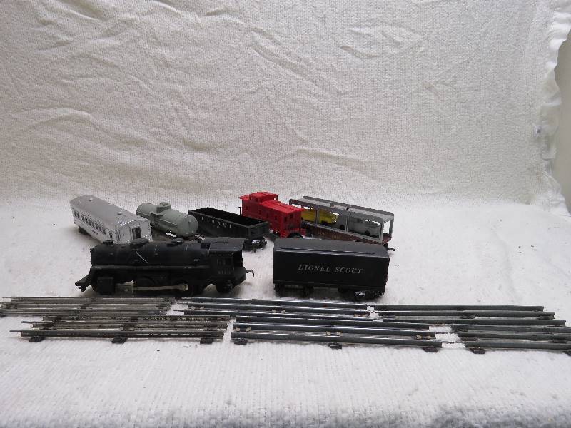 lot 424 image: Lionel Train cars
