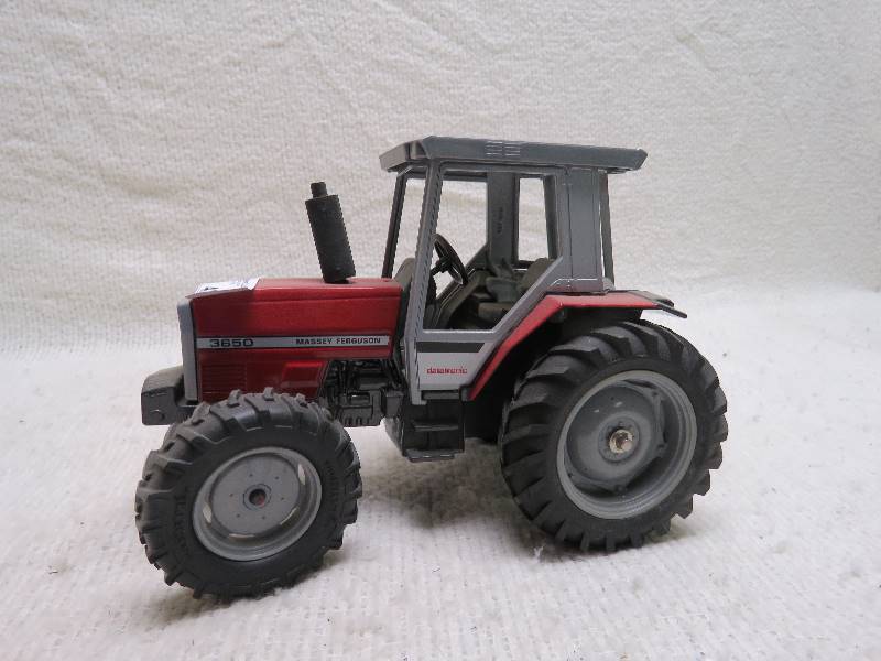 lot 429 image: Collectible Tractor