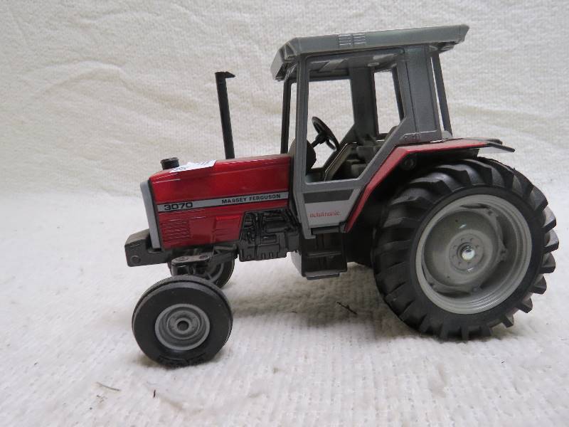 lot 430 image: Collectible Tractor