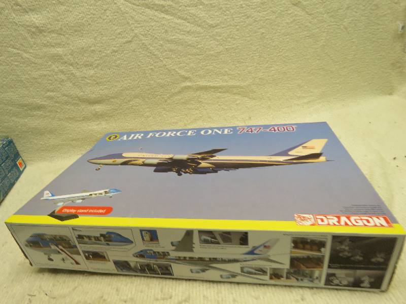 lot 431 image: Collectible Model Kits
