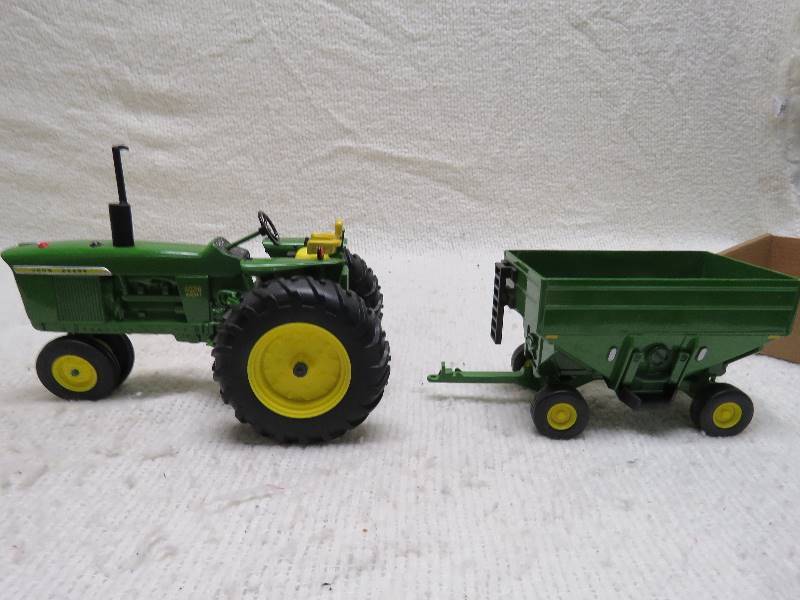 lot 437 image: John Deere tractor