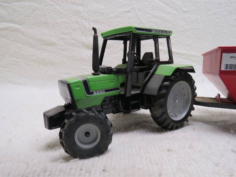 lot 461 image: Collectible Tractor