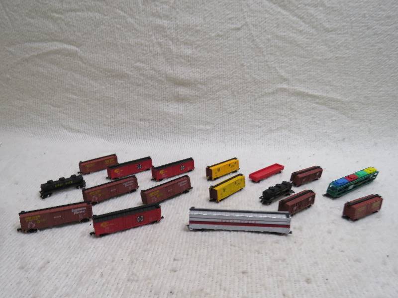 lot 471 image: Collectible train cars