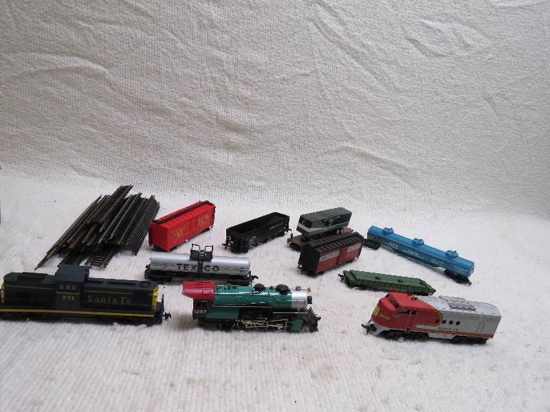 lot 472 image: Collectible Trains