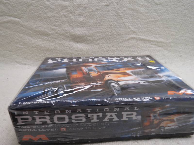 lot 484 image: Collectible Model Kit