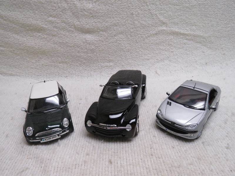 lot 496 image: Colletible cars