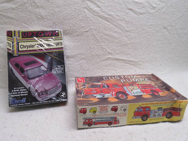 lot 523 image: Collectible Model Kits