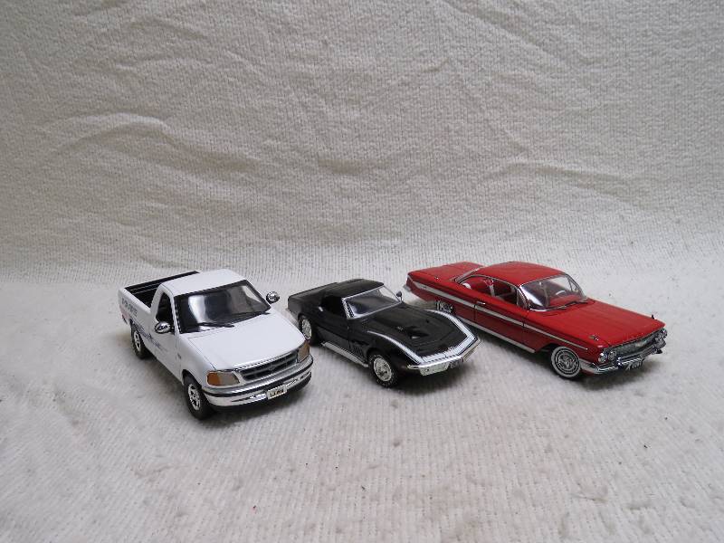 lot 527 image: Collectible cars