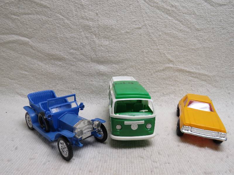 lot 533 image: Collectible Plastic cars