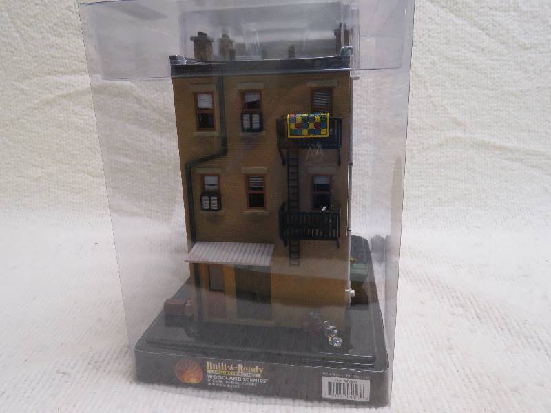 lot 535 image: Collectible Built-&-Ready building