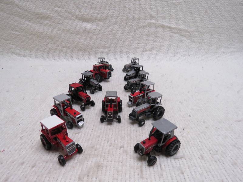 lot 542 image: Collectible Tractors