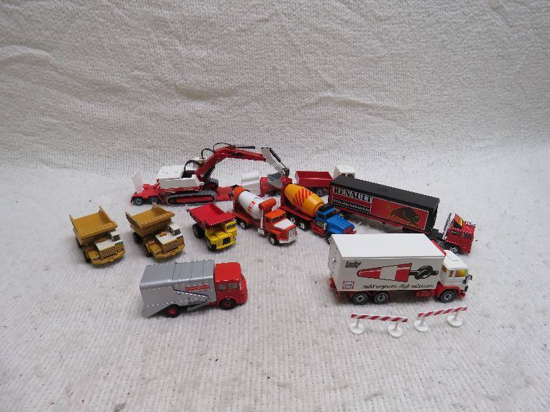 lot 585 image: Collectible constuction