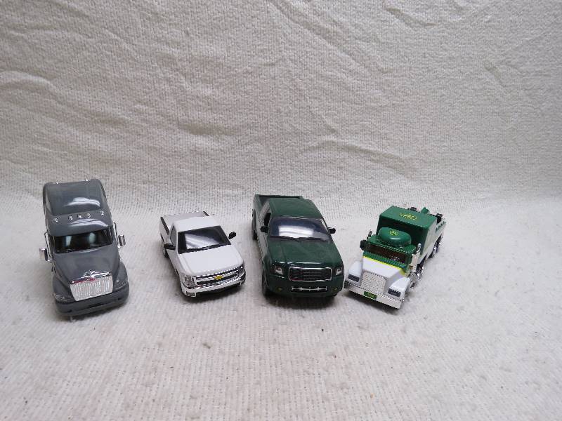 lot 588 image: Collectible Trucks