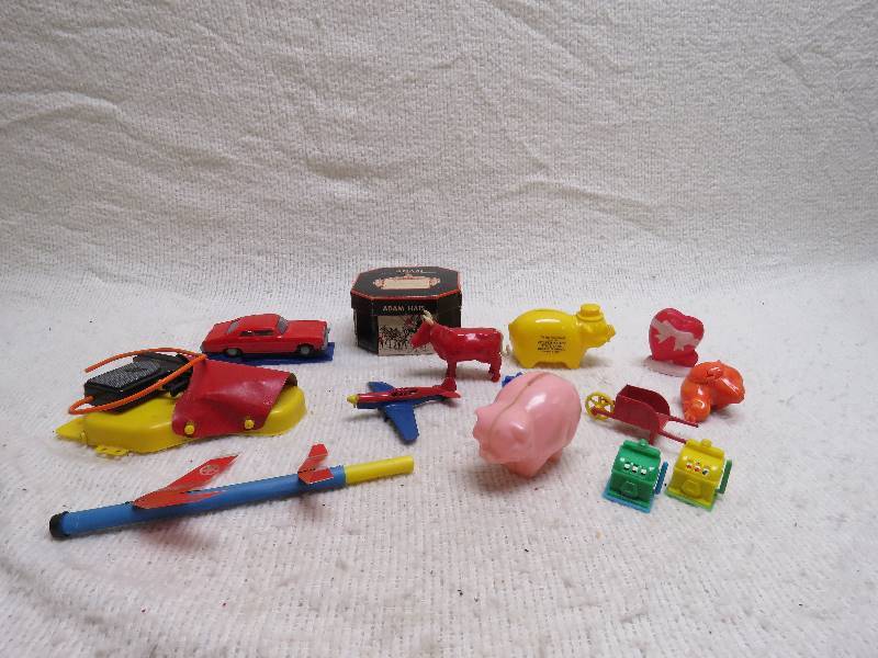 lot 591 image: Vintage toys