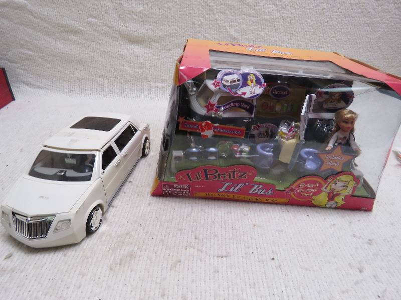 lot 206 image: Collectible toys