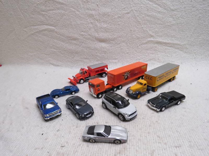 lot 632 image: Collectible cars and trucks