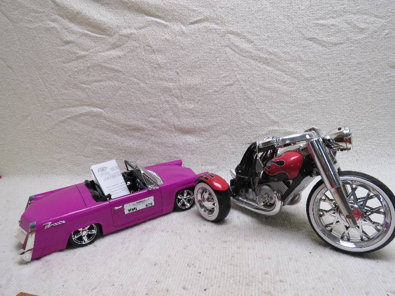 lot 670 image: Bratz cars