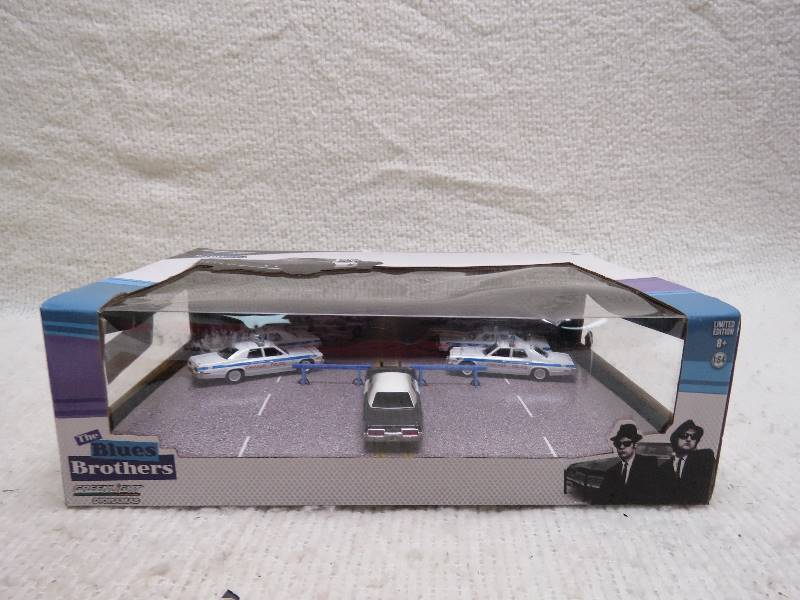 lot 671 image: Blues Brothers set