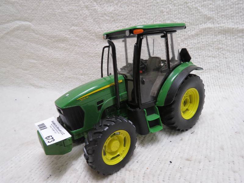 lot 673 image: John Deere Tractor