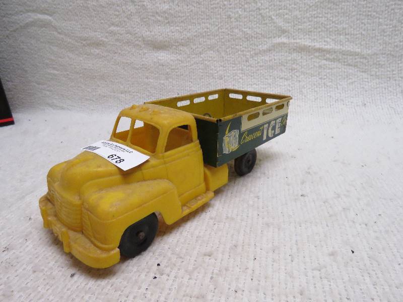 lot 678 image: Antique Truck