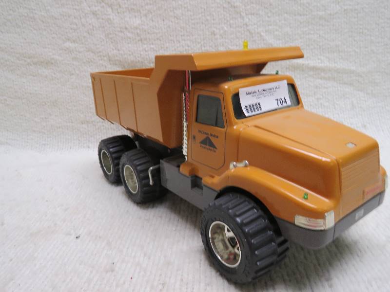 lot 704 image: Collectible truck