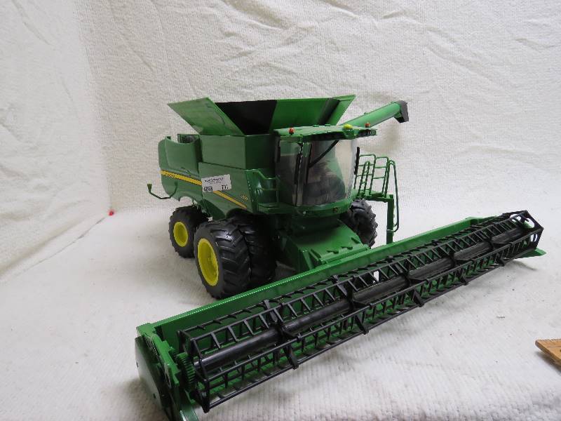lot 711 image: John Deere Combine