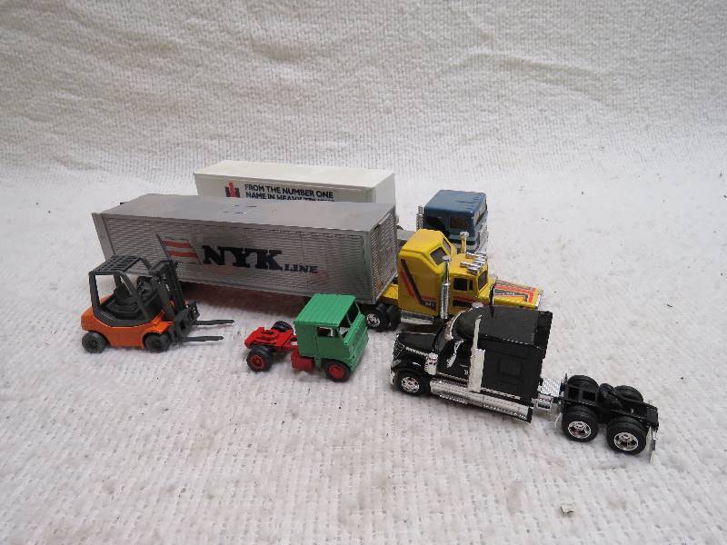 lot 716 image: Vintage Trucks
