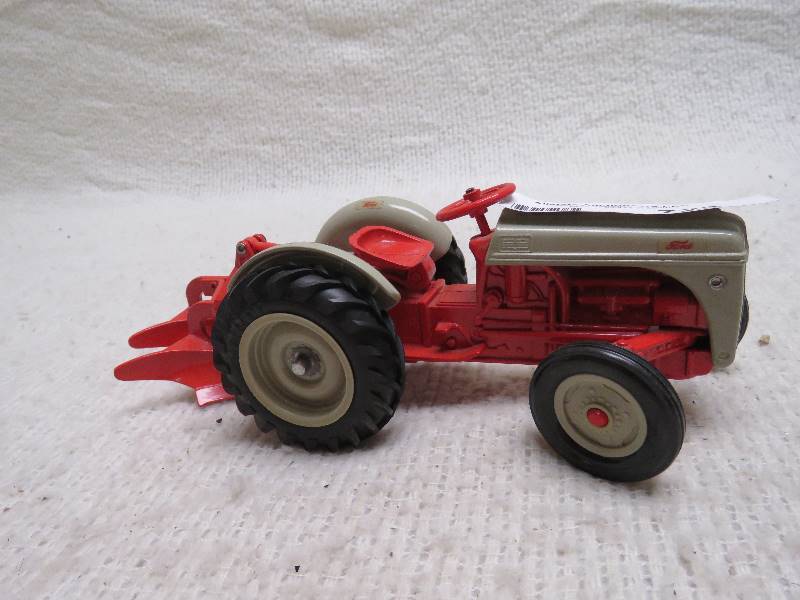 lot 723 image: Collectible Tractor