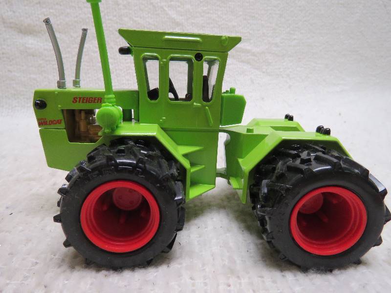 lot 742 image: Collectible Tractor
