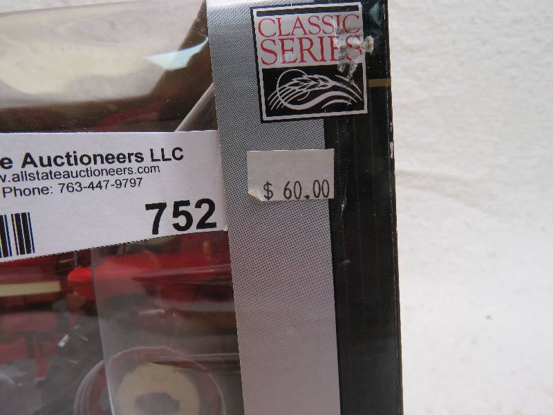 lot 752 image: Collectible tractor