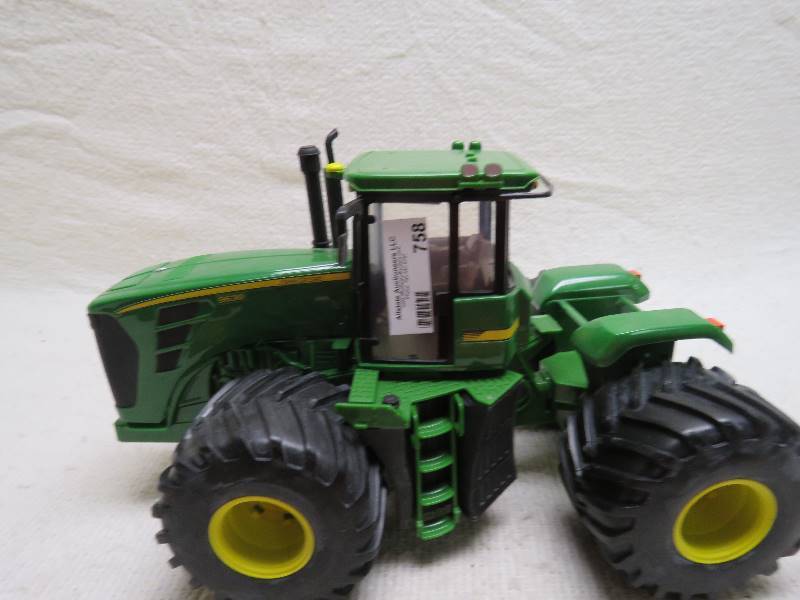 lot 758 image: John Deere Tractor