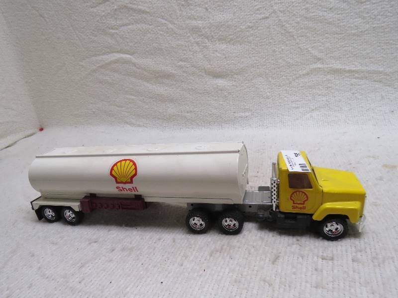 lot 795 image: Vintage Truck and Trailer