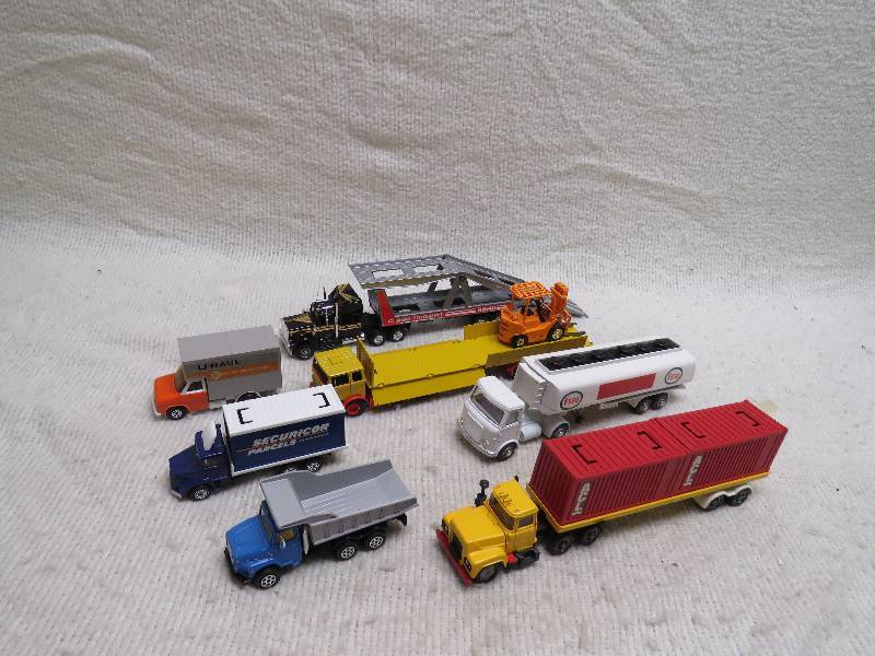 lot 805 image: Collectible trucks
