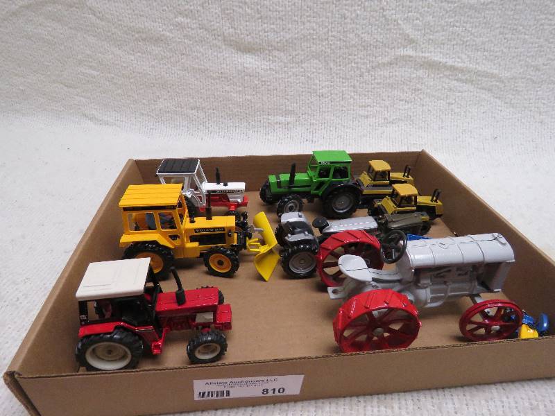 lot 810 image: Collectible Tractors