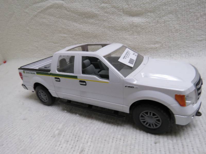 lot 211 image: John Deere Pickup