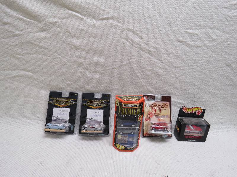 lot 218 image: Collectible Cars-new in packages