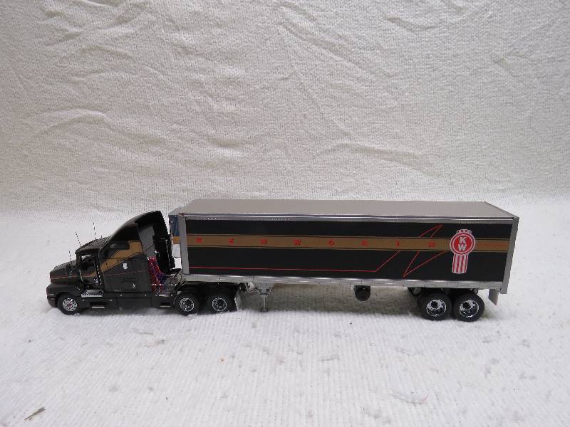 lot 226 image: Franklin Mint Collectible Kenworth semi