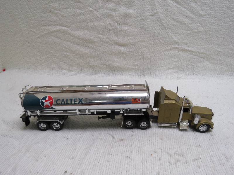 lot 233 image: Collectible Semi and Trailer