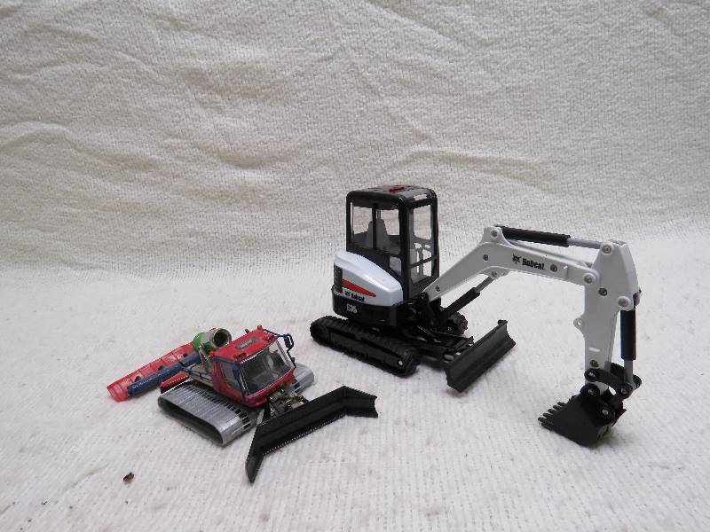 lot 299 image: Collectible toys