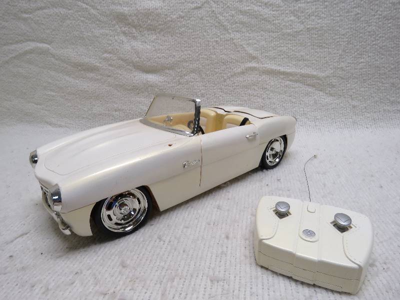 lot 301 image: remote control Bratz car