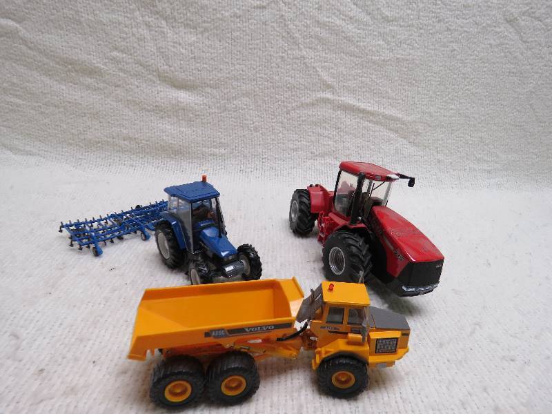 lot 305 image: Collectible Tractors