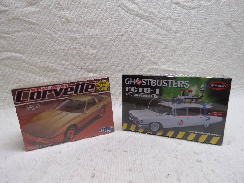 lot 357 image: Collectible Model Kits