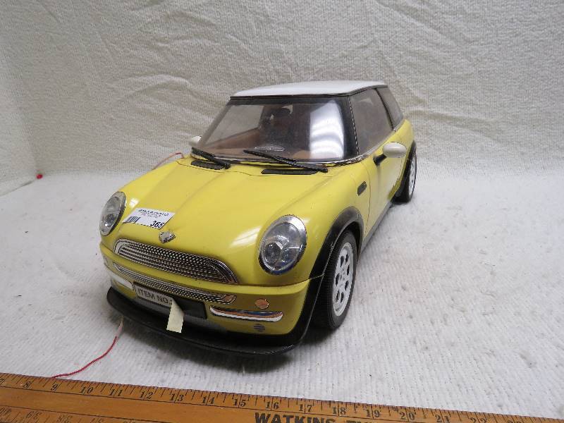 lot 365 image: Collectible car