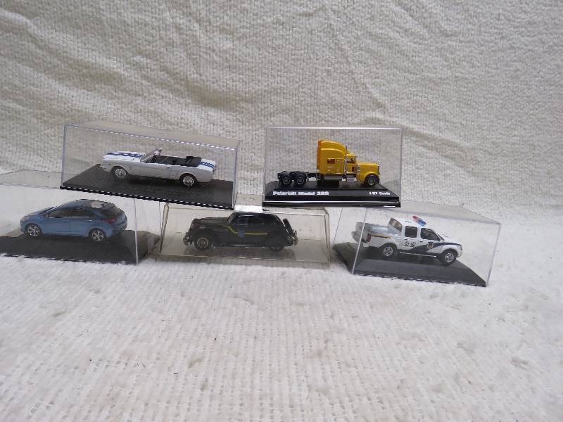 lot 387 image: Collectible cars and trucks