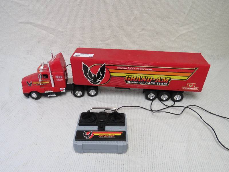 lot 59 image: Vintage Kenworth Semi and trailer