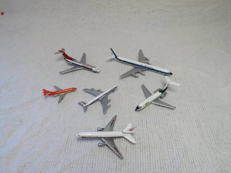 lot 72 image: Airplanes