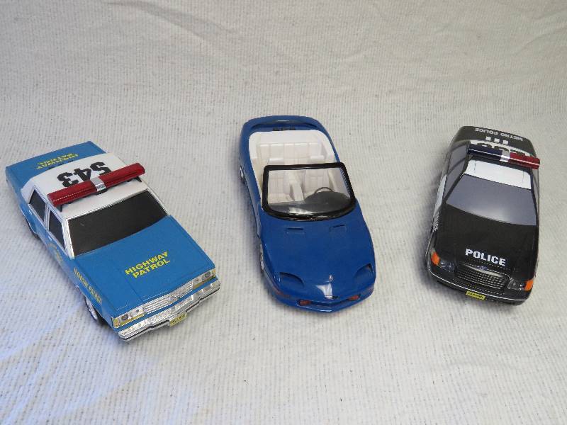 lot 100 image: Collectible Cars