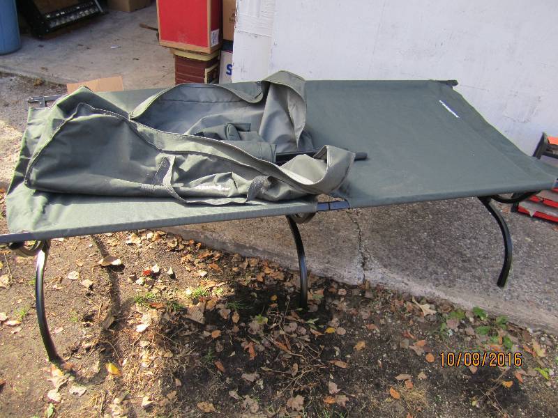 Gander Mountain cot used very littl...