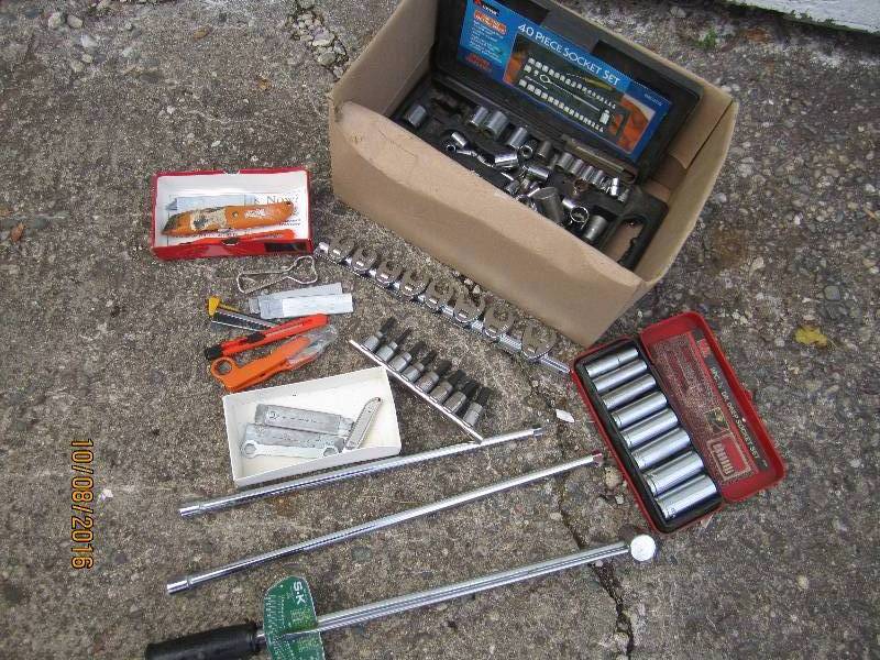 Lot of wrenchwes and sockets...